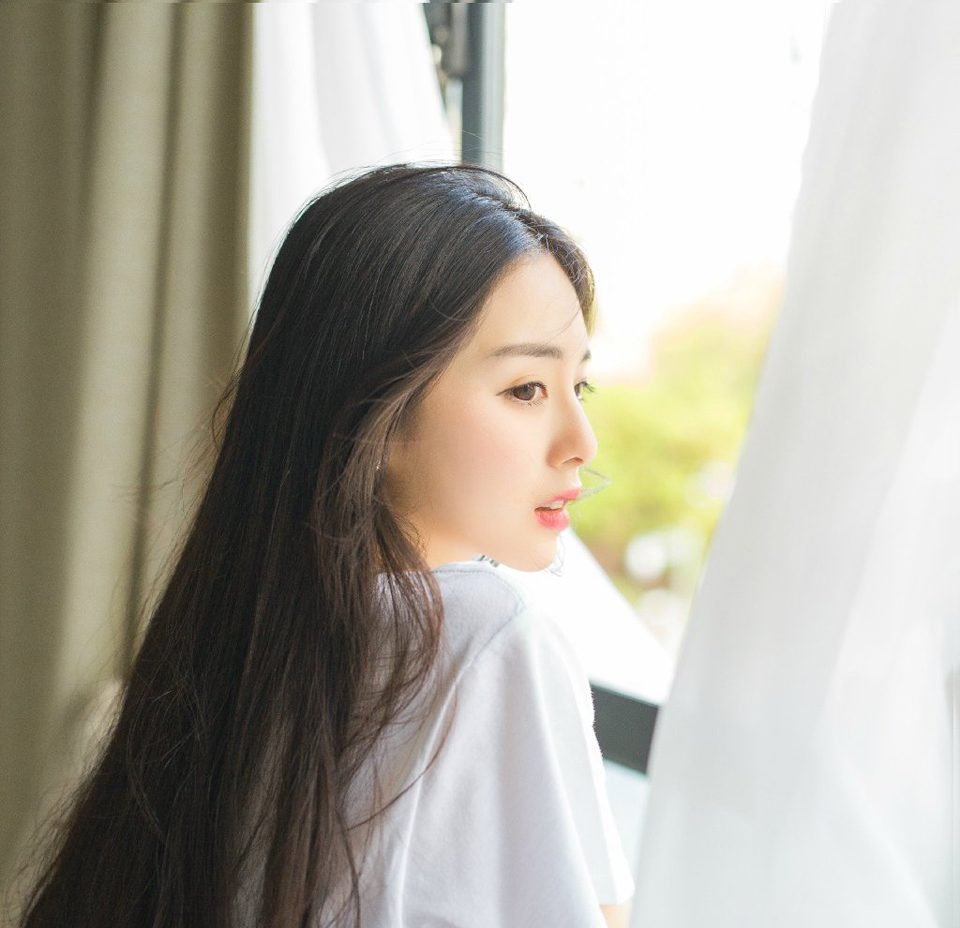 “那老将就是严颜？”魏延坐在马上，收起了千里镜，看向身边的邓贤问道。